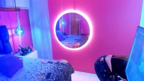 Snapshot of beauty_milf4 chatting on November 2025 11:40:02 AM Chantall online show from November 2025 11:40:02 AM