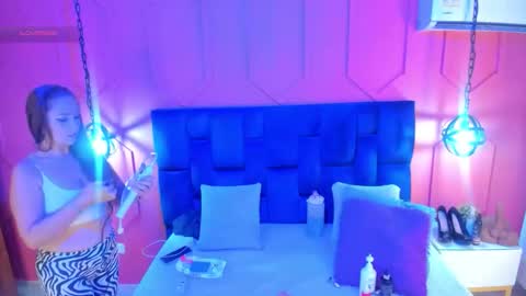 Snapshot of beauty_milf4 chatting on November 2025 12:22:01 PM Chantall online show from November 2025 12:22:01 PM