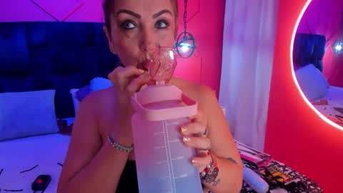Snapshot of beauty_milf4 chatting on November 2025 11:32:02 AM Chantall online show from November 2025 11:32:02 AM