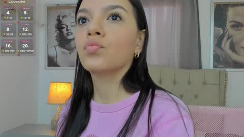 Snapshot of beautyari_ chatting on October 2025 12:13:02 PM Ariana Reyes online show from October 2025 12:13:02 PM