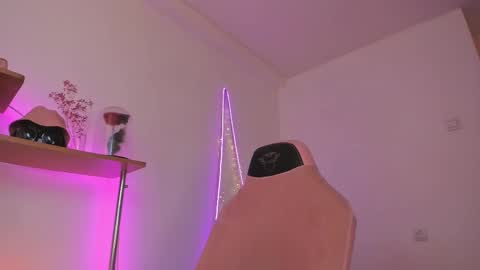 Eliise online show from February 2025 12:37:01 PM