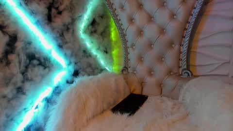 independent model online show from December 2024 08:08:02 AM