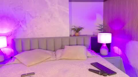 Snapshot of bella01_ chatting on October 2025 01:55:02 PM BELLA online show from October 2025 01:55:02 PM