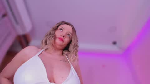 Snapshot of bella_adams_ chatting on March 2025 09:48:02 PM isabella online show from March 2025 09:48:02 PM