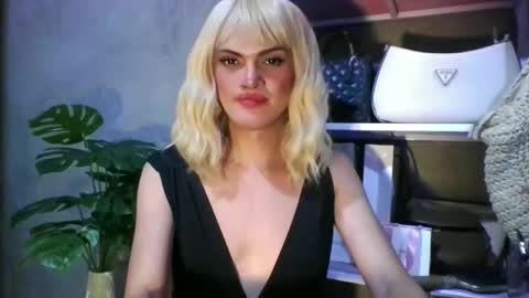 Snapshot of bella_ciaox chatting on June 2026 08:20:02 PM Bella Barbie online show from June 2026 08:20:02 PM