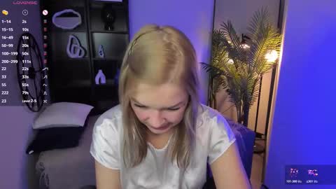 Snapshot of bella_cosmos chatting on December 2025 05:27:02 AM Bella online show from December 2025 05:27:02 AM