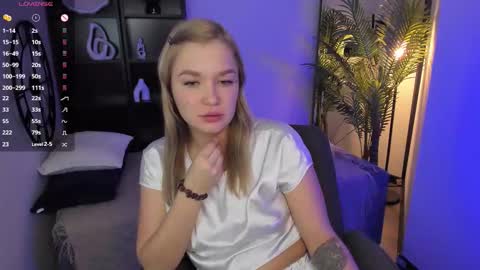 Snapshot of bella_cosmos chatting on December 2025 05:31:02 PM Bella online show from December 2025 05:31:02 PM