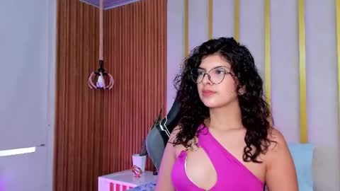Snapshot of bella_cuttee chatting on June 2026 06:28:01 PM B E L L A online show from June 2026 06:28:01 PM