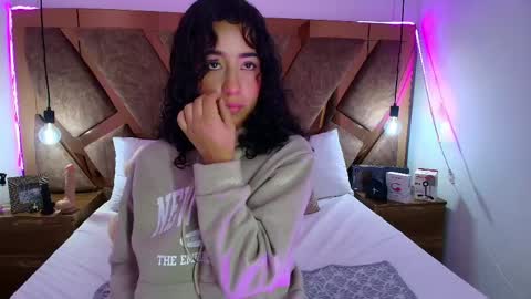 Snapshot of bella_swwan_ chatting on April 2026 02:21:01 PM Bella Swwan online show from April 2026 02:21:01 PM