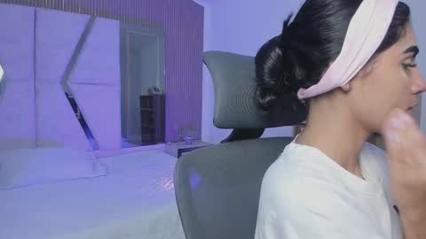 bellaastorm online show from October 2025 02:24:02 PM