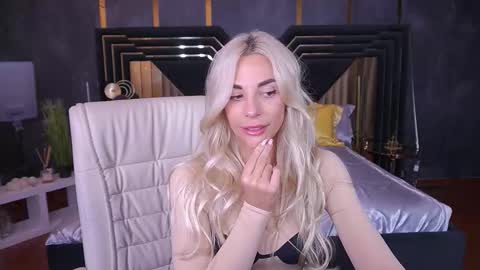 Bella online show from October 2025 08:17:01 PM