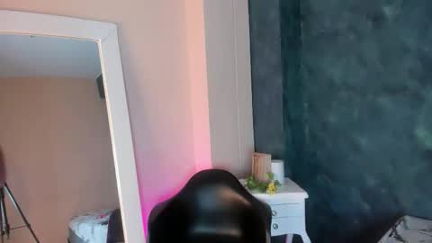 bellarooux online show from November 2025 12:15:01 PM