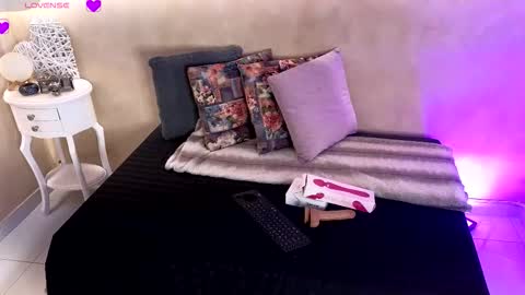 bellarooux online show from December 2025 11:47:01 AM