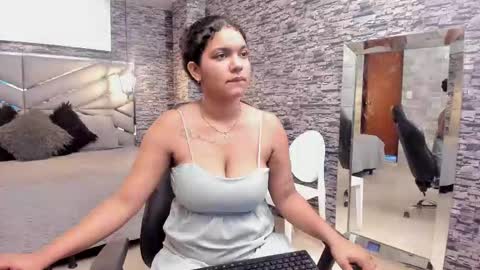 Snapshot of bellybigboobs chatting on October 2025 04:15:02 PM Belly online show from October 2025 04:15:02 PM