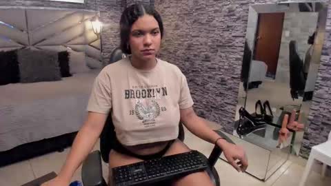 Snapshot of bellybigboobs chatting on November 2025 03:03:01 PM Belly online show from November 2025 03:03:01 PM