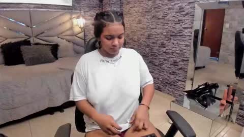 Snapshot of bellybigboobs chatting on November 2025 04:52:01 PM Belly online show from November 2025 04:52:01 PM