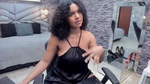 Snapshot of bellybigboobs chatting on November 2025 01:17:02 PM Belly online show from November 2025 01:17:02 PM