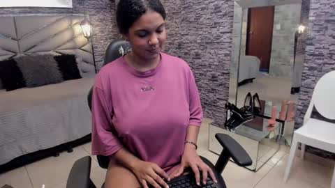 Snapshot of bellybigboobs chatting on December 2025 01:16:02 PM Belly online show from December 2025 01:16:02 PM