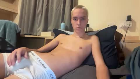 benji_j8 online show from November 2025 10:19:02 PM