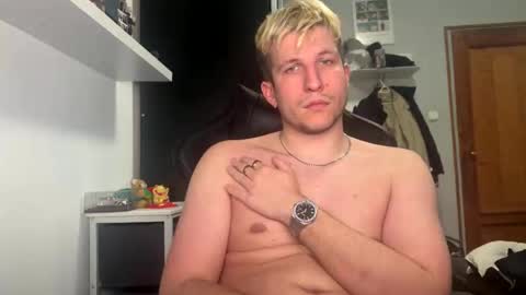 Snapshot of bennydemon chatting on April 2026 03:04:02 AM bennydemon online show from April 2026 03:04:02 AM