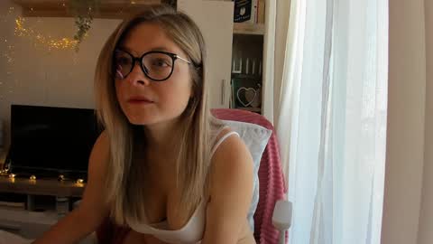 Snapshot of bestgirl_ofthe_neighborhood chatting on December 2024 08:03:02 AM Vicky online show from December 2024 08:03:02 AM