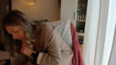 Snapshot of bestgirl_ofthe_neighborhood chatting on December 2024 09:06:02 AM Vicky online show from December 2024 09:06:02 AM