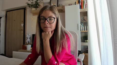 Snapshot of bestgirl_ofthe_neighborhood chatting on October 2025 07:09:02 AM Vicky online show from October 2025 07:09:02 AM