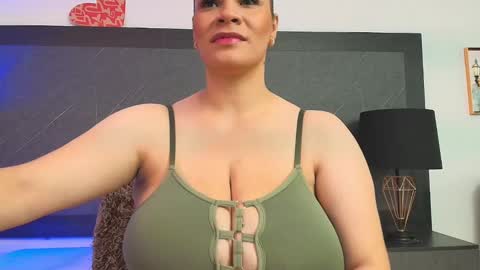 Snapshot of big_tits_in_your_face chatting on December 2024 07:54:01 PM Tell me Sophia online show from December 2024 07:54:01 PM