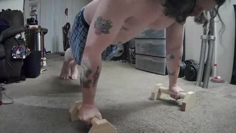 biggerisbetter21 online show from December 2024 12:44:01 AM