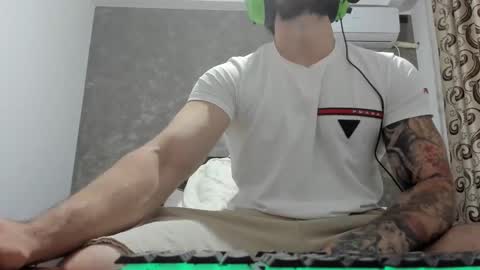 Snapshot of bigmuscles95 chatting on June 2026 10:22:02 PM bigmuscles95 online show from June 2026 10:22:02 PM