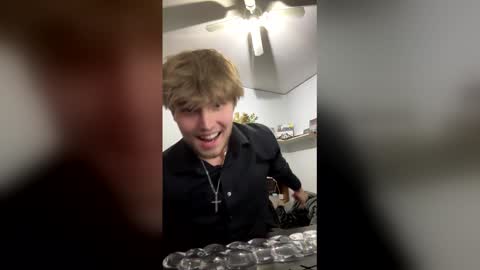 Snapshot of bigskinnyboyshh chatting on December 2025 09:42:01 PM bigskinnyboyshh online show from December 2025 09:42:01 PM