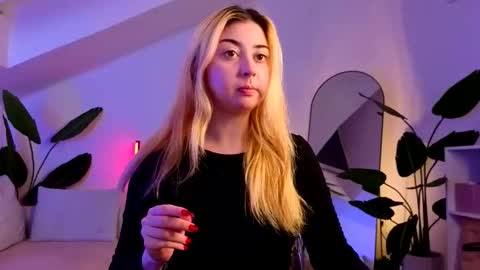 Eve and Hannah online show from November 2025 07:03:01 PM