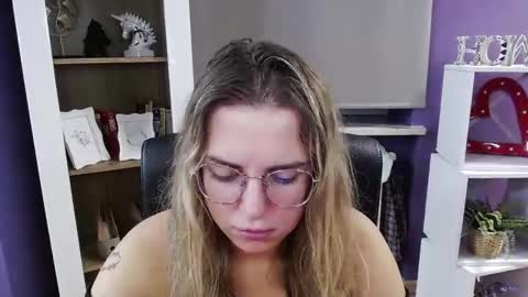 Z O E Y online show from October 2025 04:54:01 AM