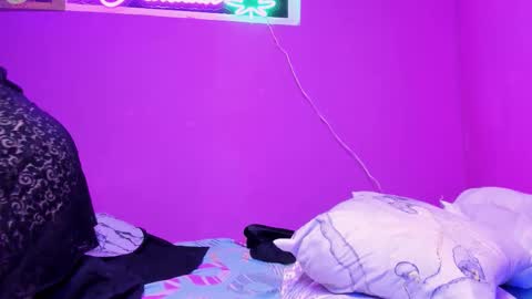 Pau online show from November 2025 04:28:02 AM