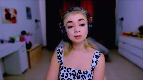 Nicole online show from September 2025 08:05:02 AM