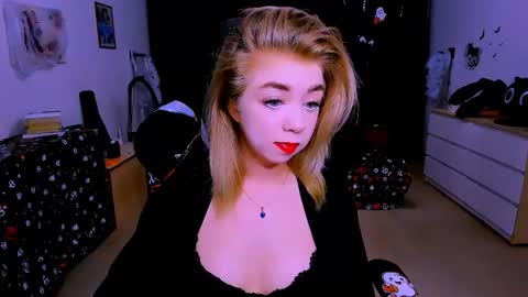 Nicole online show from November 2025 05:12:01 PM