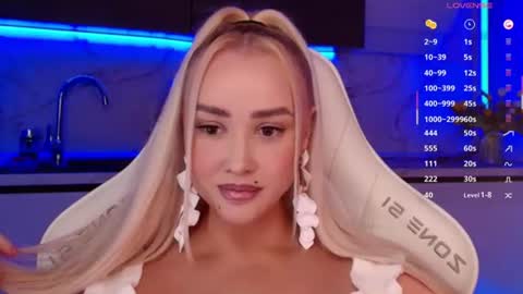Snapshot of blond_diamond chatting on July 2026 05:28:01 PM Lana online show from July 2026 05:28:01 PM