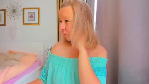 Nicole online show from February 2025 10:04:02 AM