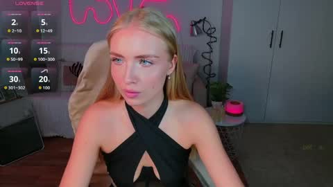 Snapshot of blonde_vibe chatting on May 2026 08:55:02 AM Nessa online show from May 2026 08:55:02 AM