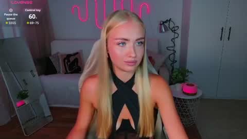 Snapshot of blonde_vibe chatting on June 2026 11:02:01 AM Nessa online show from June 2026 11:02:01 AM