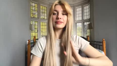 Snapshot of blondellgrubaugh chatting on November 2025 07:25:01 AM Evelina online show from November 2025 07:25:01 AM