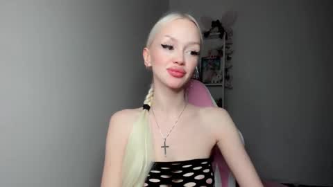 Elisa online show from February 2025 10:42:01 PM