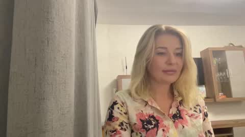 blondie_xoxoxo online show from September 2025 08:48:01 AM