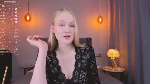 Mia online show from February 2025 07:35:02 PM