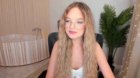 Sophia online show from January 2025 11:43:01 AM