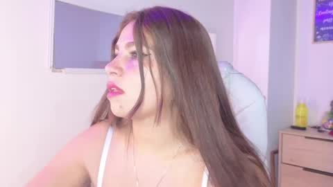 Snapshot of bluee_hazell chatting on May 2026 12:33:01 PM online show from May 2026 12:33:01 PM