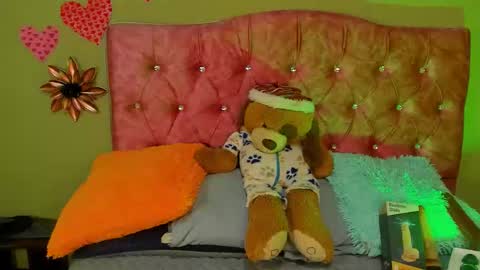 Snapshot of blueviolette chatting on November 2025 06:43:01 PM Violette 3 online show from November 2025 06:43:01 PM