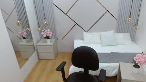 Paris online show from February 2025 04:54:01 AM