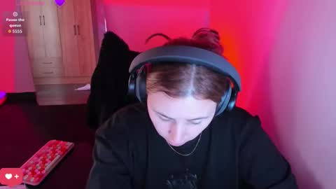 Bonnie Help me reach 500 likes online show from March 2026 06:04:01 PM