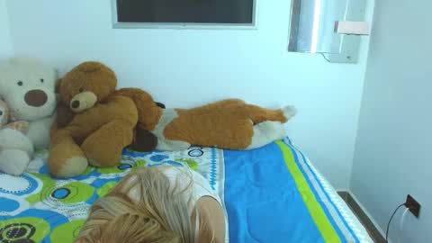 Snapshot of bratz_xx18 chatting on January 2025 12:57:02 AM bratz xx118 online show from January 2025 12:57:02 AM